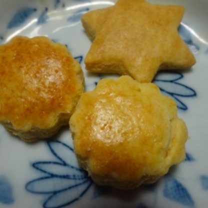 久しぶりです!さくっと美味しいクッキーですね。材料２つなのにビックリです。いろいろな形を作ったのですが、すぐなくなってしまいました。